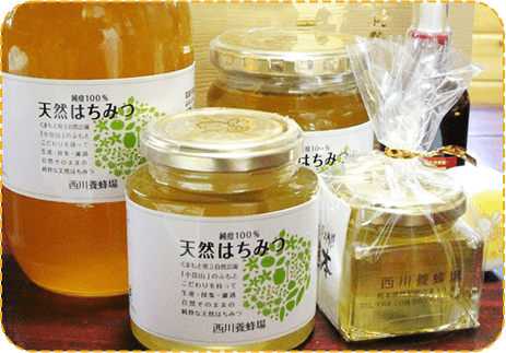 手作業で瓶詰めとラベリング